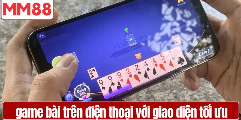 Người chơi tham gia game bài trên điện thoại với giao diện tối ưu